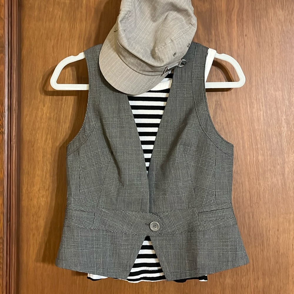 Body by Victoria vest size 12 fits small or medium